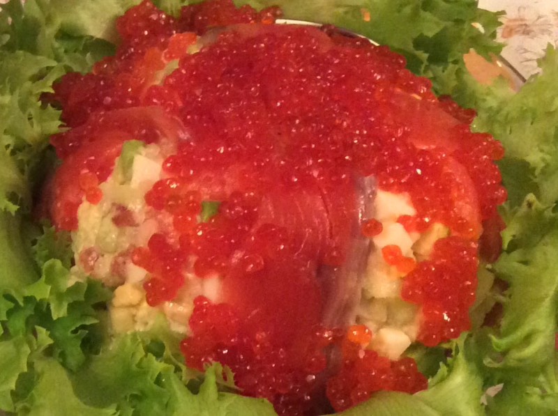 Ensalada de Año Nuevo con salmón y caviar rojo