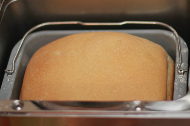 Frans zuurdesembrood in een broodbakmachine