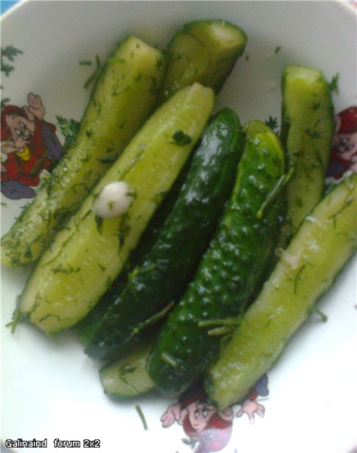 Lightly salted cucumbers and tomatoes without brine
