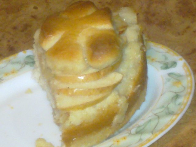 Yeast apple pie with caramel