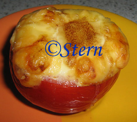 Jajecznica z serem i kiełbasą w pomidorach