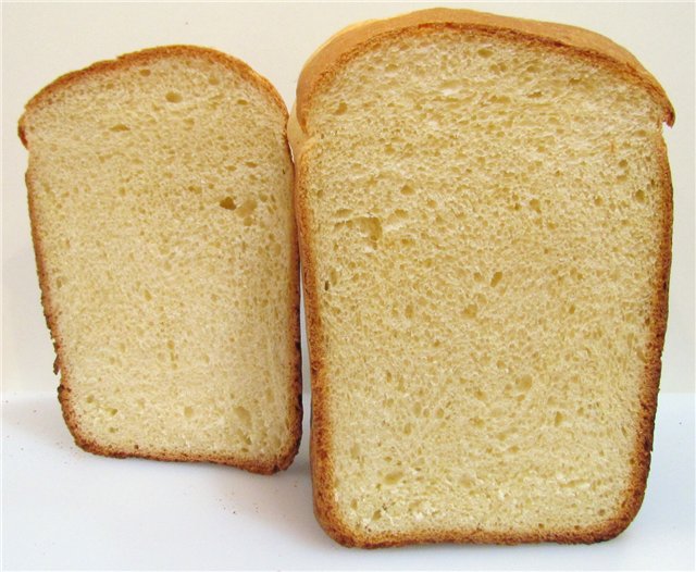 Pane di grano con semolino in una macchina per il pane