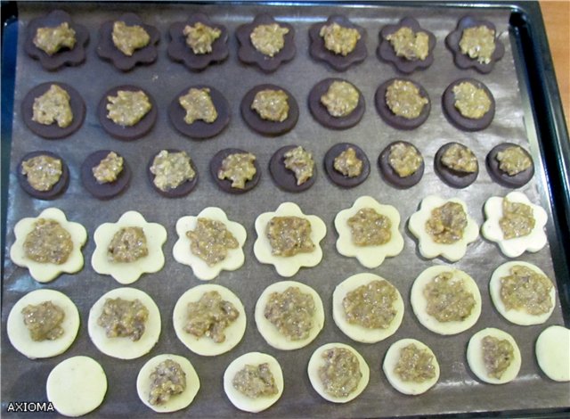 Met noten gevulde koekjes