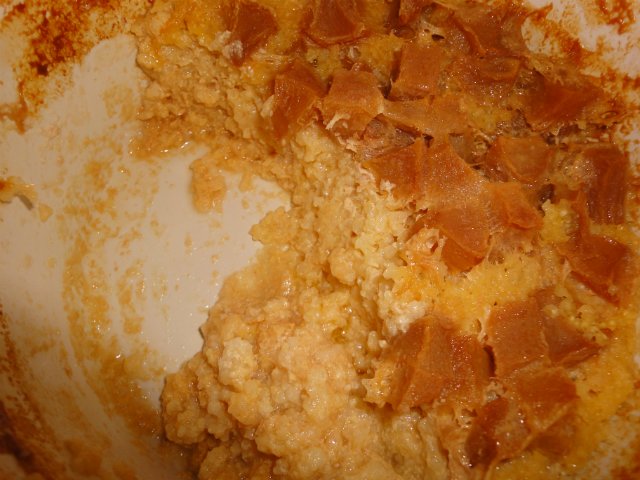Porridge cremoso a base di miglio e mele in una pentola a cottura lenta