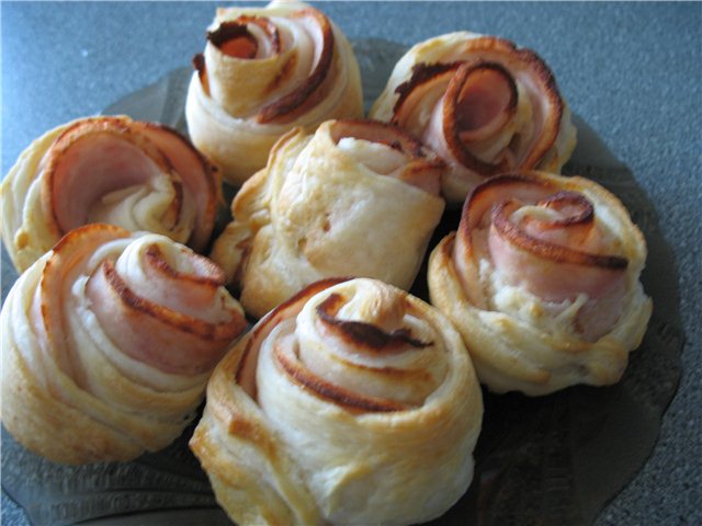 Sausage roses in puff pastry (oven)