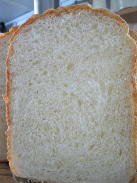 Pane al latte in una macchina per il pane