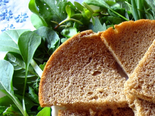 Rozsbúza kenyér korianderrel, ánizssal és köménymaggal (kemence)