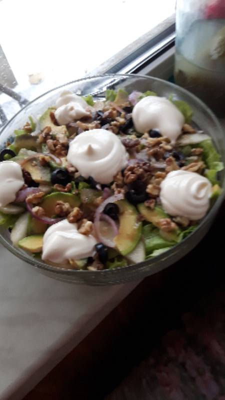 Crispy salad with avocado, pear, olives and walnuts
