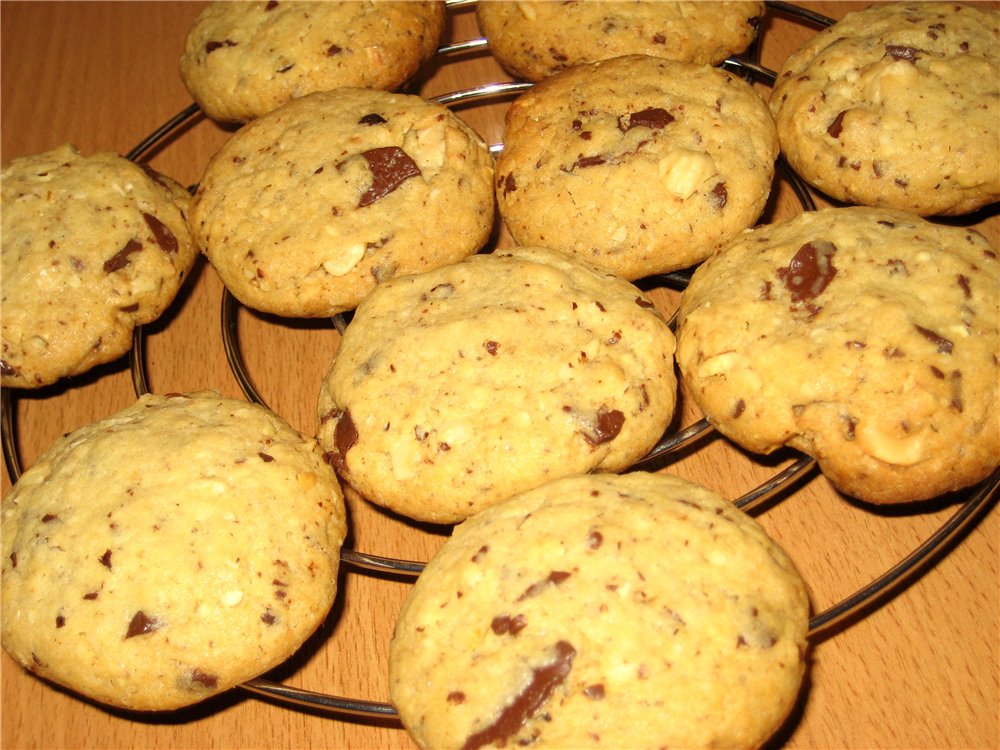 עוגיות עם אגוזי לוז ושוקולד