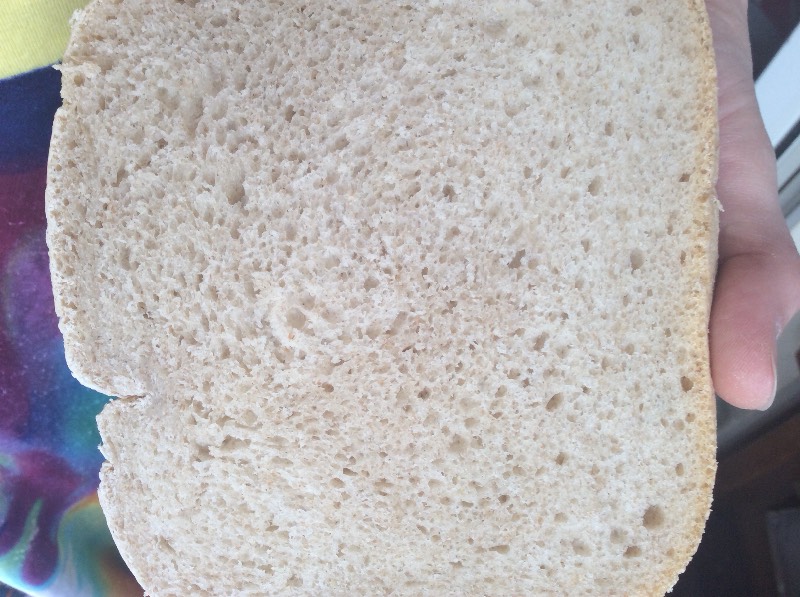 Tarwe-roggebrood met zuurdesem in een broodbakmachine