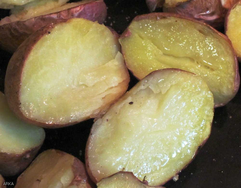 Lamsschouder gebakken met aardappelen in de schil