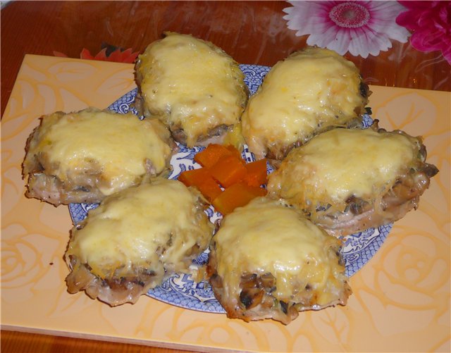 Pork with kiwi, mushrooms and cheese.
