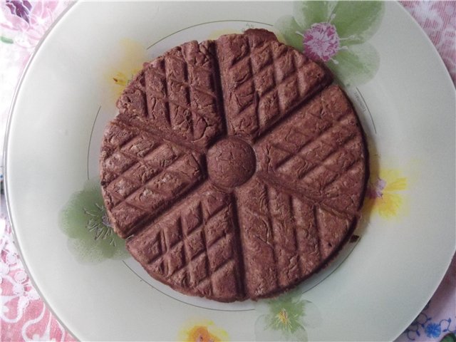 Chocolade zandkoekkoekjes in een wafelijzer