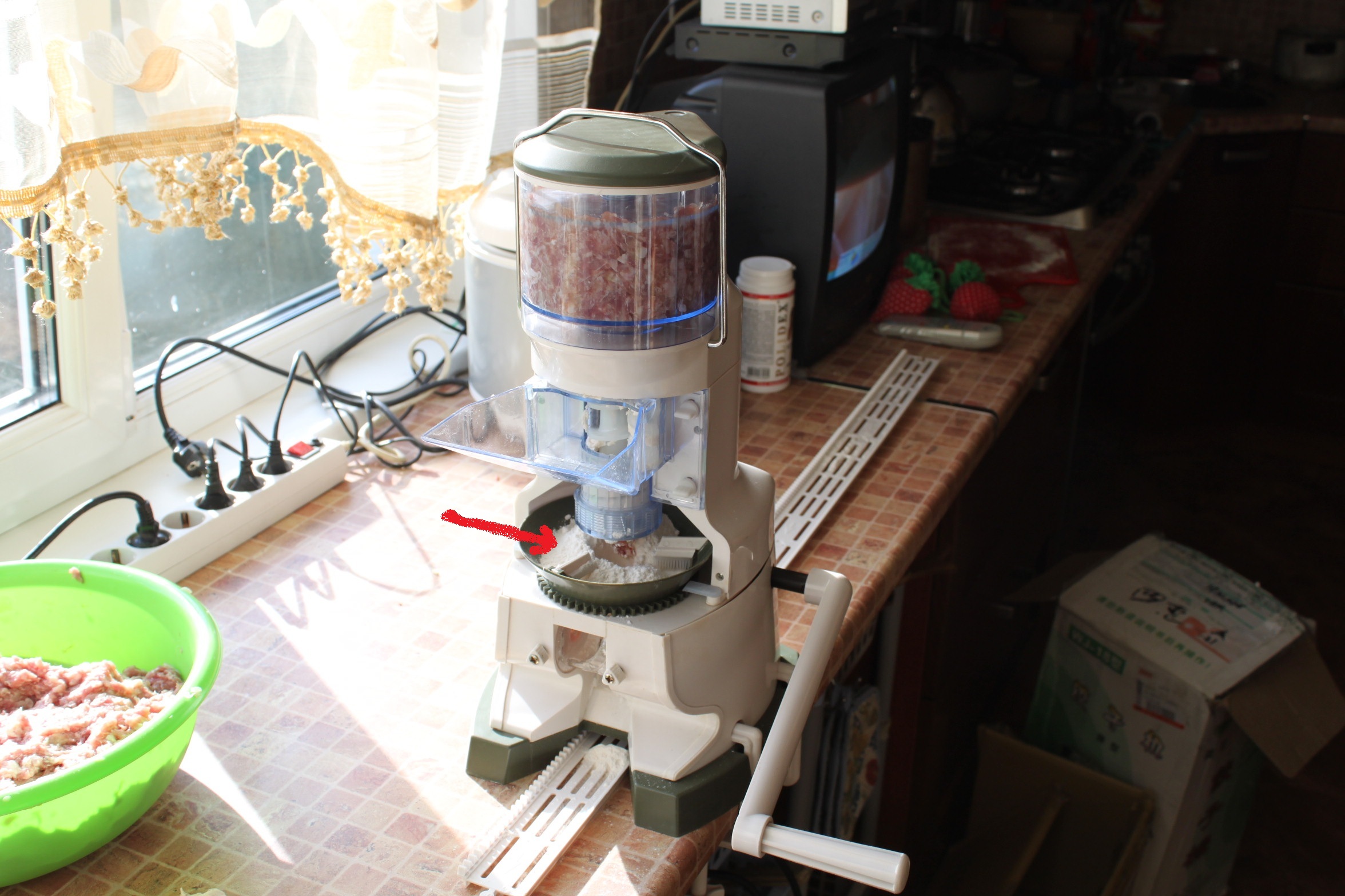 Gombóc, ravioli készítésére szolgáló gép
