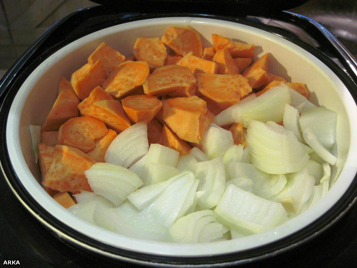Champignonroomsoep met zoete aardappel in een multikoker Redmond RMC-M4502