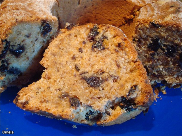 Curd cake with raisins and dried apricots