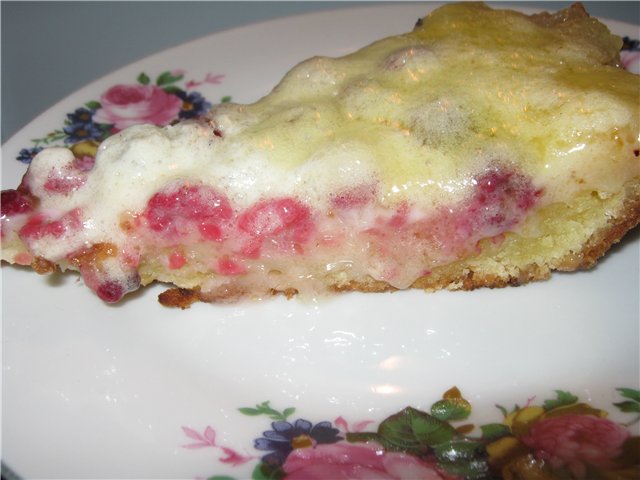 Raspberry pie in sour cream filling