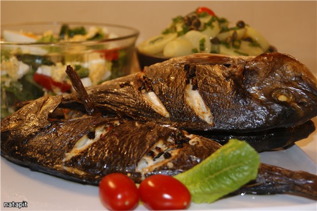 سمك مشوي + سلطتين - نطبخ باليونانية