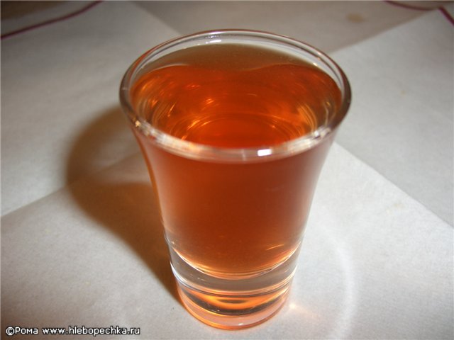 Licor "Rowan red" sobre hojas de cerezo y vodka