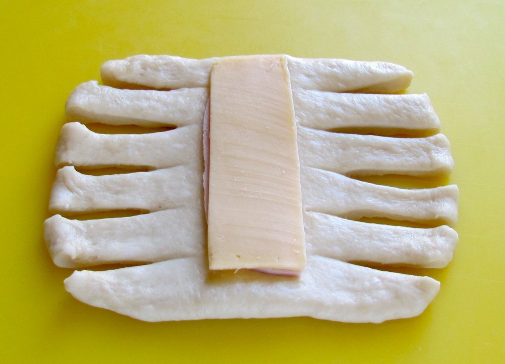 Danish wicker bun with cheese and ham (oven)