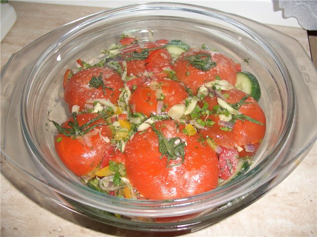 Pomidory z warzywami, lekko solone