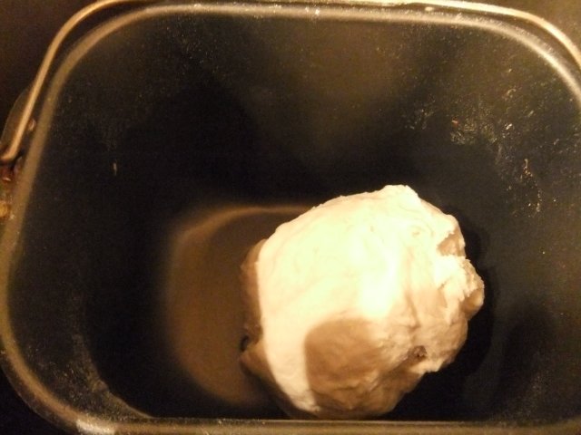 Wit uienbrood in een broodbakmachine