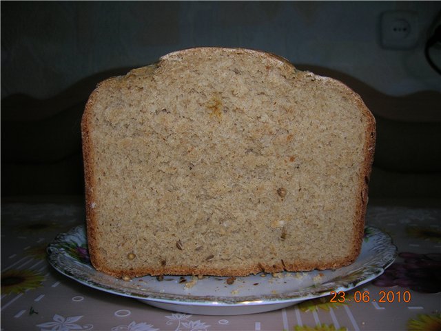 Tarwe-roggebrood op kefir in een broodbakmachine