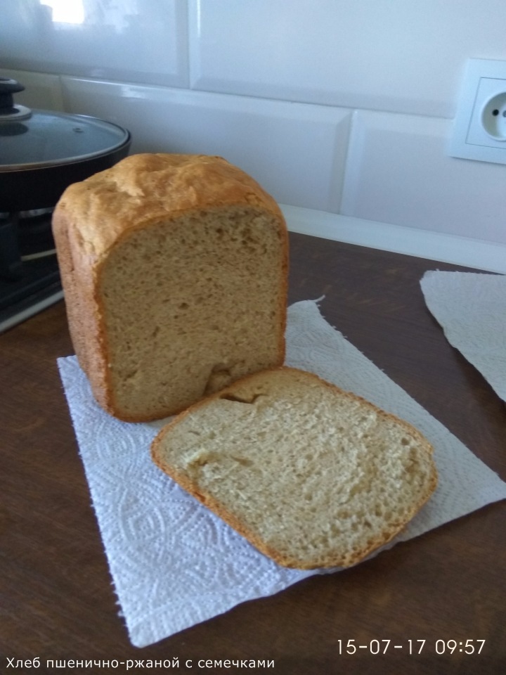 صانع الخبز Gorenje BM900WII. خبز القمح الجاودار بالبذور