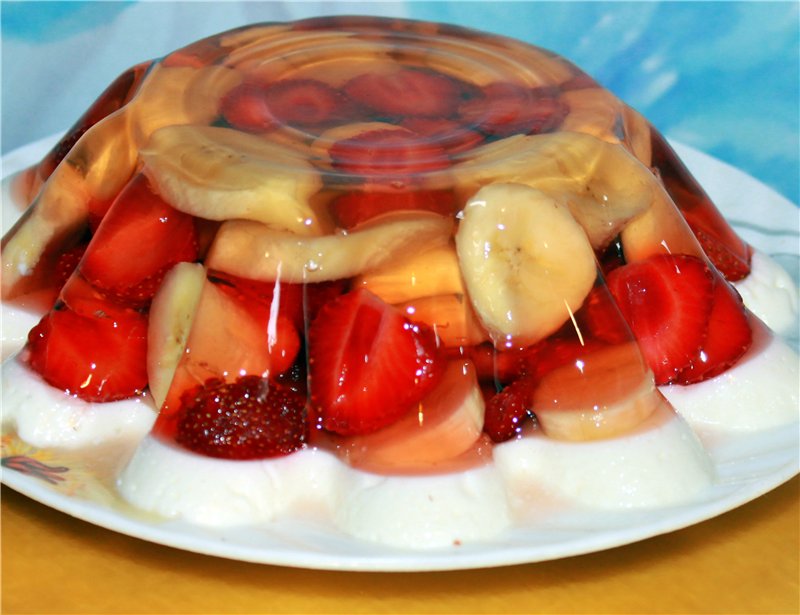 Bananas with strawberries in lemon jelly
