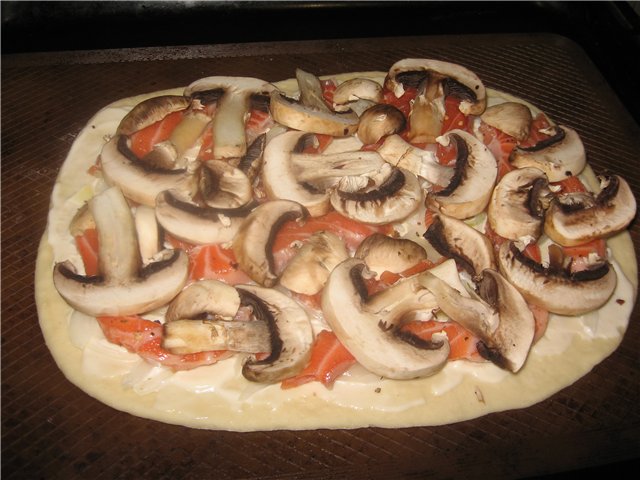 Pie with salmon and mushrooms