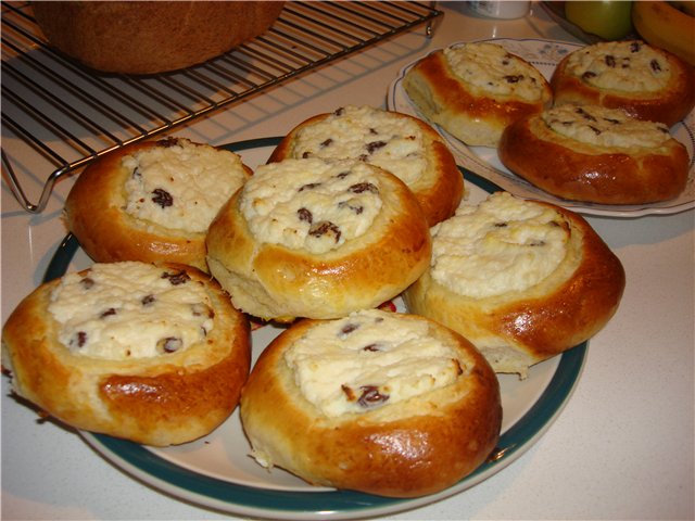 Cheesecakes with cottage cheese and raisins