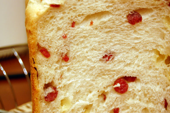 خبز بالجبن والسجق 50:50