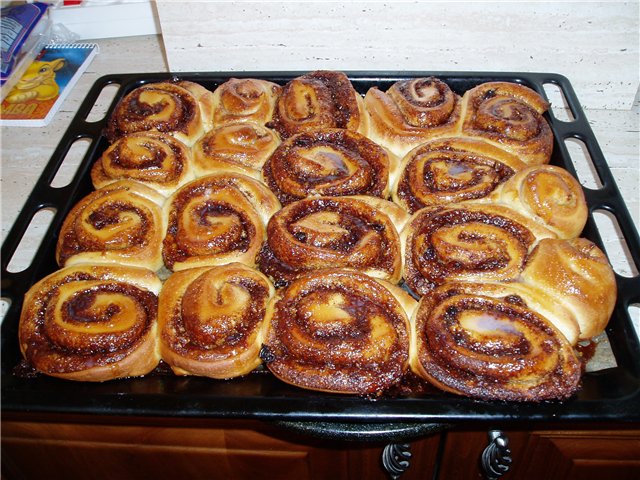 Buns with cinnamon, nuts and raisins