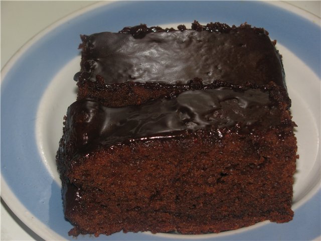Chocolade-geïmpregneerde chocoladetaart