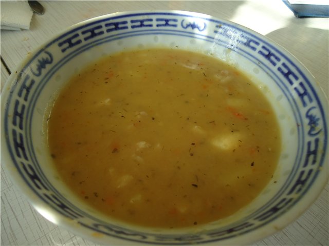 Zuppa di piselli con pancetta in una pentola a cottura lenta
