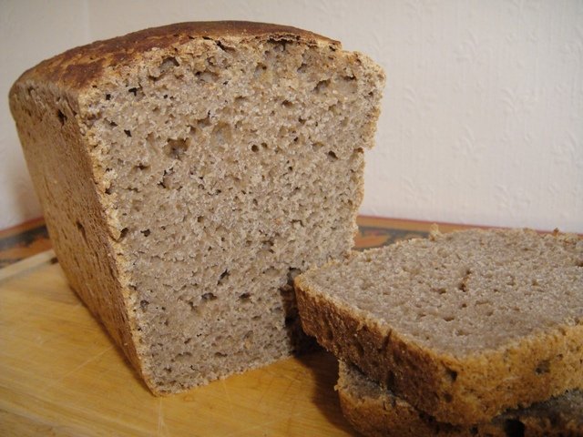 לחם שעורה דגנים מלאים עם מחמצת