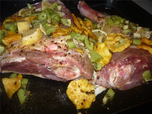 Lamb shoulder baked with dried pineapple and kiwi