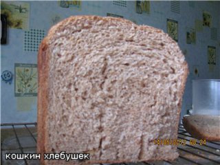 Chleb pełnoziarnisty w wypiekaczu do chleba