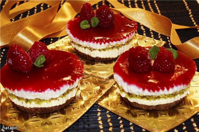 Mini cheesecakes with raspberry jelly.
