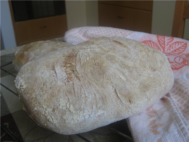 Stary chleb Como (Pane di Como Antico) w piekarniku