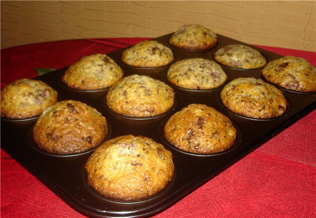 Muffins with chocolate and berries