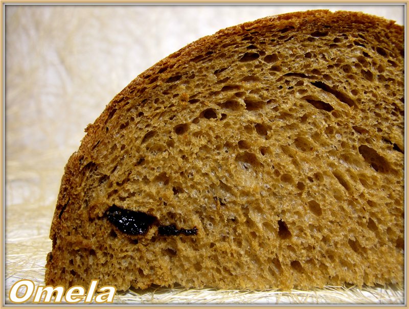 Wheat-rye bread with prunes in the Bork bread maker