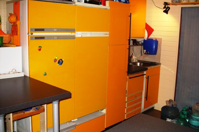 Maniac's droom. De keuken is uitgevoerd in lichtgroen en oranje.