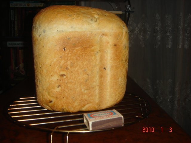 خبز البصل مع الزيتون في صانع الخبز