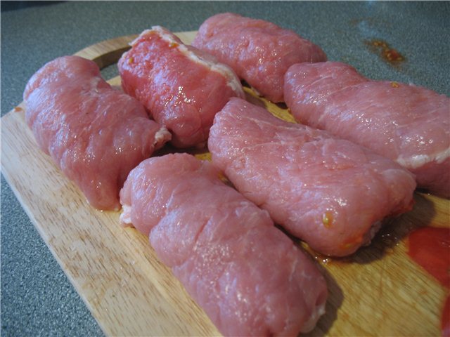 Rollitos de cerdo con tomate y queso relleno de kéfir