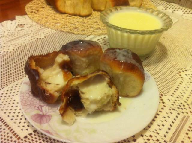 Buhtle buns with jam and vanilla sauce