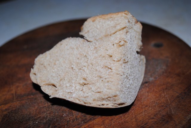 Is it possible to bake bread simply from wholemeal flour without any additives?