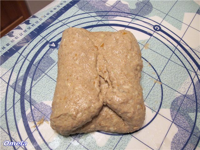 Pan de trigo con manzana y orejones sobre masa madre