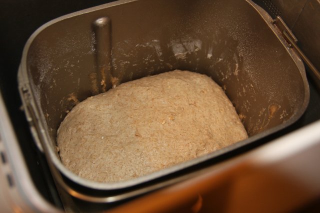 Pan de centeno y trigo simple en una panificadora