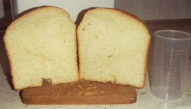 Szybki chleb z kaszą manną w wypiekaczu do chleba